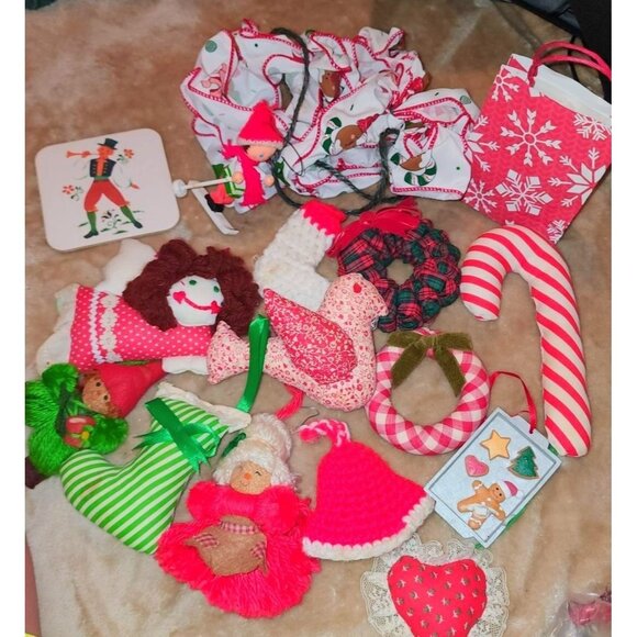 Vintage Handmade Christmas Ornaments Set - 16 Pieces Fabric & Wood Red & White - Picture 1 of 11